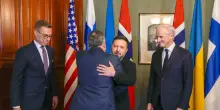 Zelensky a Oslo, al via i colloqui con Witkoff. Il Nyt: 'Trump vuole imporgli l'intesa'. Ancora raid