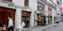 Dopo gli scontri riaprono i negozi del lusso in centro a Milano