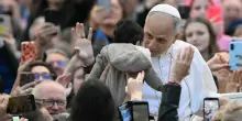 Leone a Piazza San Pietro in papamobile