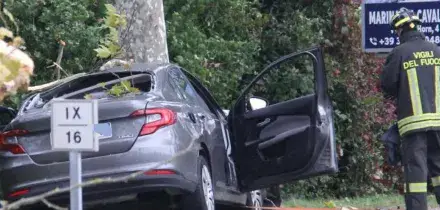 Albero su un'auto a Jesolo: morto un militare. Smottamenti all'isola d'Elba. Alzato il Mose a Venezia