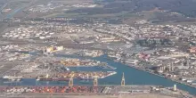 Nave container urta gru in porto a Livorno, nessun ferito