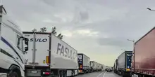 Protesta degli autotrasportatori: gli aeroporti di Crotone e Reggio Calabria senza carburante, code e chiusure su A1 e A30