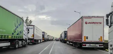 Rixi: 'Fondi all'autotrasporto gi&agrave; da oggi, si smobilitino i blocchi'. Gli industriali di Campania e Puglia: 'Imprese al collasso'