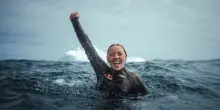 Red Bull Iceberg Dive,Molly Carlson &egrave; la prima donna al mondo a tuffarsi da un iceberg