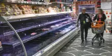 Al supermercato senza lamentarsi, i clienti condividono la protesta dei tir