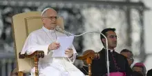 Il Papa: 'Gli adolescenti sotto la corazza chiedono di essere amati'