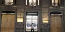 Boutique del lusso proteggono vetrine a Napoli, timori per proteste di domani