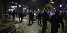 Polizia, 128 arresti e 15 agenti feriti per disordini a Barcellona