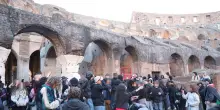 Citt&agrave; blindate, cortei in tutta Italia. Tensioni a Torino. A Roma manifestanti al Colosseo
