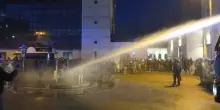 A Padova manifestanti tentano di invadere la stazione, dispersi con idranti