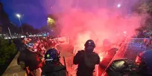 Razzi e bottiglie contro la polizia, a Torino fitto lancio lacrimogeni