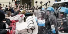 Tensioni tra manifestanti e forze dell'ordine a Torino