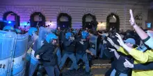 Scontri al centro di Roma, cariche e idranti sui manifestanti