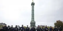 Scontri alla fine del corteo di Parigi, polizia con lacrimogeni e idranti