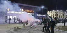Sassi e bottiglie contro gli agenti, a Torino usati idrante e lacrimogeni