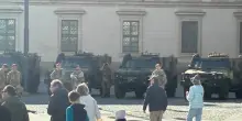 Cortei a Milano, il centro &egrave; blindato e in piazza Duomo ci sono i Lince