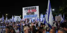 Migliaia in piazza a Tel Aviv contro Netanyahu prima delle elezioni