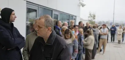 Urne aperte in Serbia, il Movimento degli studenti sfida Vucic. Lunghe file ai seggi. Presidenziali in Bulgaria
