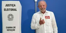 Urne aperte in Brasile, Bolsonaro al seggio a Rio: '&Egrave; l'ora del cambiamento'. Lula vota a San Paolo e attacca lo sfidante: 'Bugiardo'