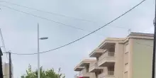 Triathlon pi&ugrave; forte della tempesta, a Valencia un atleta per le strade allagate