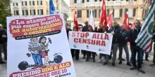 Giornalisti in piazza contro "la censura usata per non turbare l'opinione pubblica"