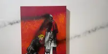 Blitz di 3 incappucciati alla mostra di Laika, imbrattate tutte le opere