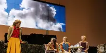 Caryl Churchill porta in scena visioni postapocalittiche durante l'ora del the