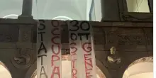 Studenti occupano l' Aula magna della Statale a Milano