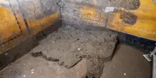 Scoperto a Pompei l'armadio di una donna, all'interno vasi, collane e monete