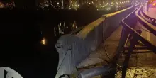 Ucraina, colpito il ponte nord di Kiev. Mosca avverte diplomatici e stranieri: 'Lasciate la citt&agrave;'