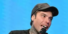 Cameriere denuncia: 'Picchiato per una foto a Fedez in discoteca'