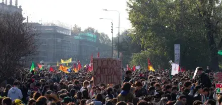 Sciopero generale in tutto il Paese. A Milano cortei riuniti. Tre feriti a Vicenza negli scontri