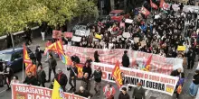 Sciopero a Perugia, studenti aprono corteo contro riarmo e carovita