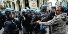 Sciopero generale in tutto il Paese, a Torino spintoni tra polizia e manifestanti, a Milano cortei riuniti