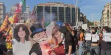 Sciopero a Napoli bruciato, manifesto con Meloni e Bernini