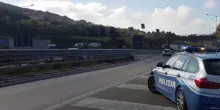 Operaio investito da un'auto pirata sull'A14, caccia al conducente