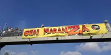 Striscione dei manifestanti sul cavalcavia della tangenziale, 'gen maranza'