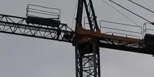 Operai si arrampicano su una gru per una protesta legata alle retribuzioni