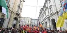 Sciopero a Torino, in migliaia al corteo contro carovita, guerra e riarmo