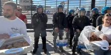 Sciopero a Napoli, sfogliatelle alla polizia: 'Non siete voi il problema'