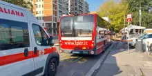 Parto in bus a Bologna, donna aiutata dalla conducente e dalle passeggere