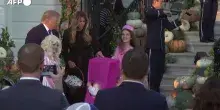 Trump e la first lady Melania distribuiscono dolcetti per Halloween