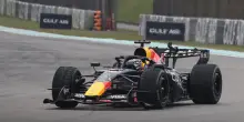 F1, caos in Malesia: Verstappen in testa, davanti Antonelli e Russell. Hamilton quinto LIVE