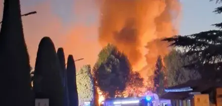 Vasto incendio in un camping a Peschiera del Garda, diversi feriti