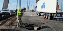 Ucraina: Merz a Kiev, colpito il ponte Nord. Mosca: 'Combatteremo per lo 0,01 del Donetsk'