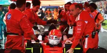 Caos Gp Bahrain, problemi ad alcune monoposto e tutte richiamate in pit lane