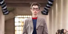 Mix di tailoring e sportswear sfila a Parigi con Miu Miu