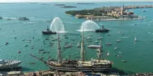 Venezia saluta la Amerigo Vespucci con l'alzaremi