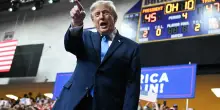 Insulti e volgarit&agrave;, Trump di nuovo senza freni ad un comizio