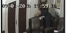 Corruzione: in immagini polizia Armao nasconde denaro in orologio a pendolo